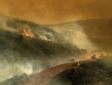 Ο Τραμπ κατηγορεί την πολιτεία της Καλιφόρνια για τις θανατηφόρες πυρκαγιές που εξελίσσονται